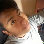 Profesor de matemáticas imparte a estudiantes de primarai y secundaria